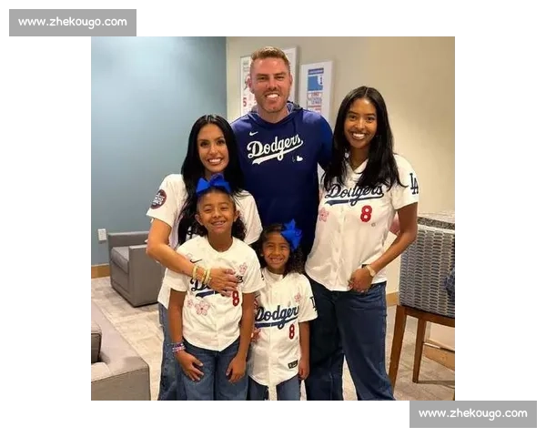 瓦妮莎晒科比旧照，三女儿公园同框，小女儿神似父亲